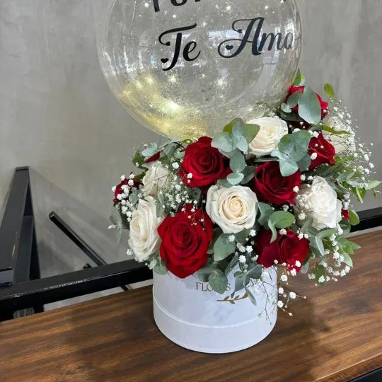 caja pote white con rosas rojas y blancas globo burbuja te amo 